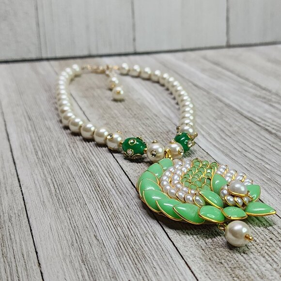 Fashion Costume Jewelry Green Gold White Pearls with Hook Back - Picture 4 of 9